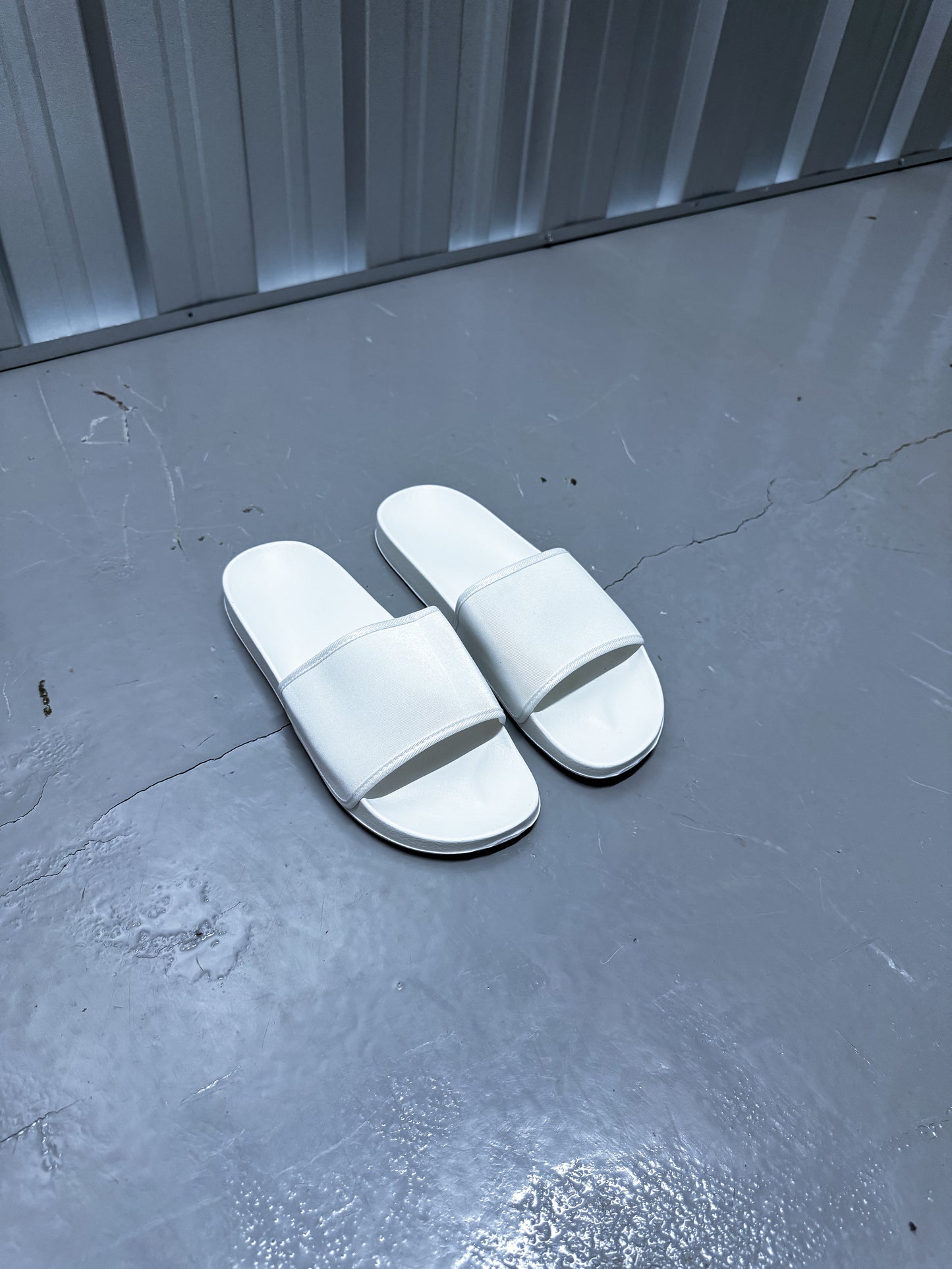 Aria Slides - White