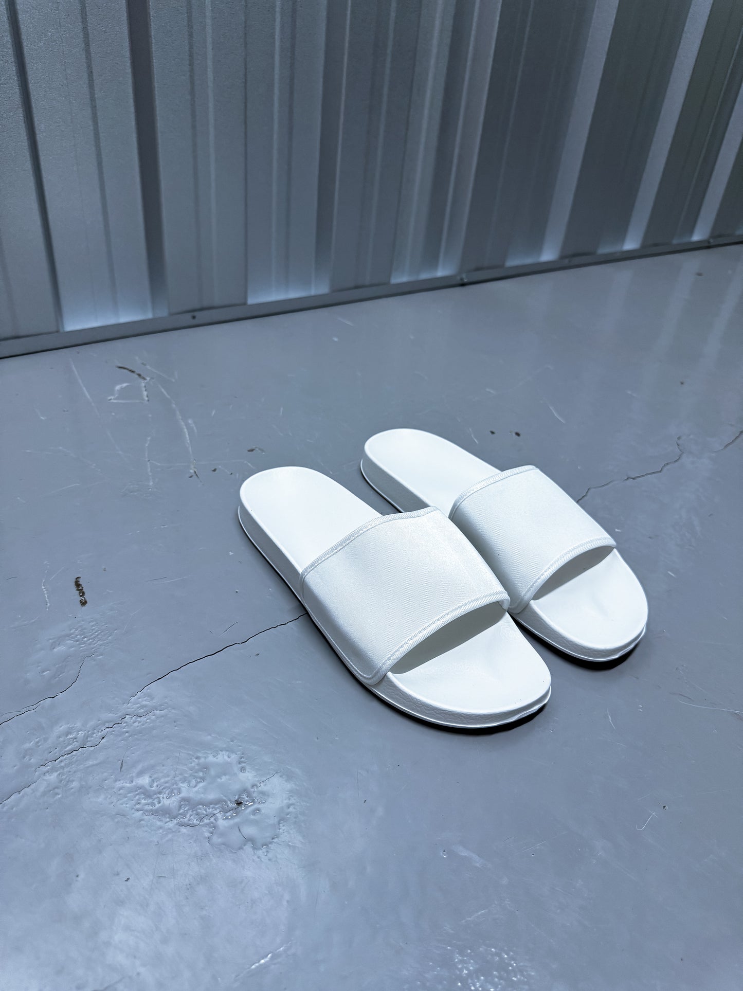 Aria Slides - White