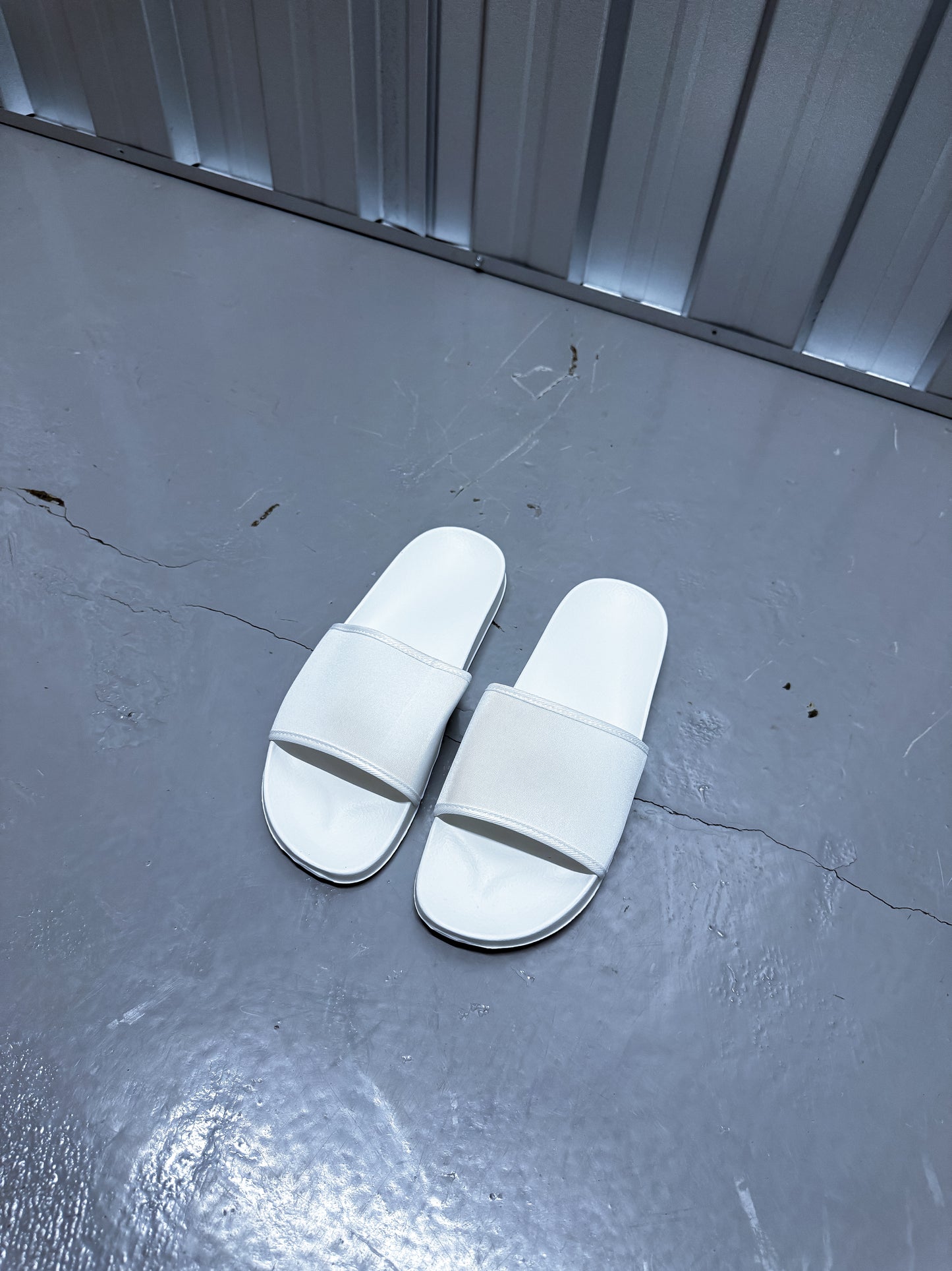 Aria Slides - White